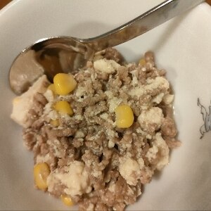 合挽き肉と豆腐とコーンのにんにく炒め